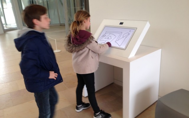 POPBook dans le hall de la Fondation LV avec deux enfants